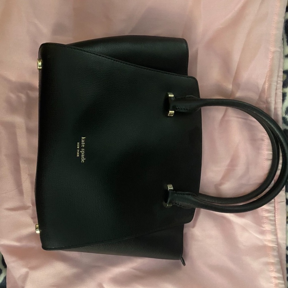 Kate Spade Purse comes with dust bag